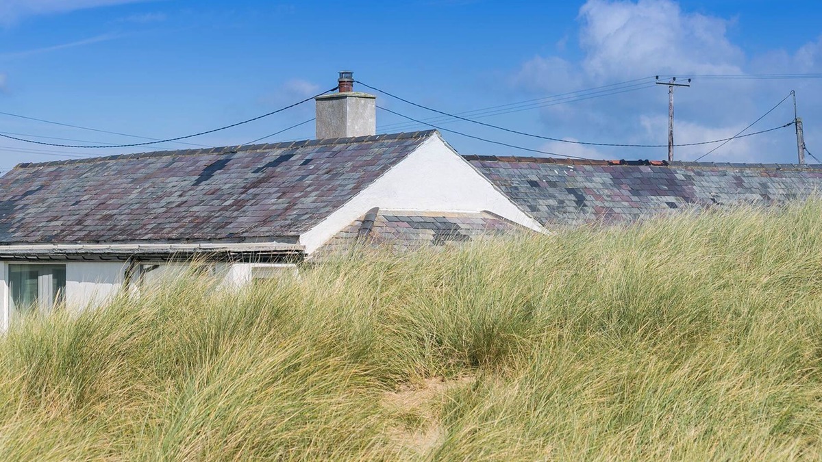 Ty Croes Cottage | Borth Bach - an on the beach that sleeps 4 guests in 2 bedrooms