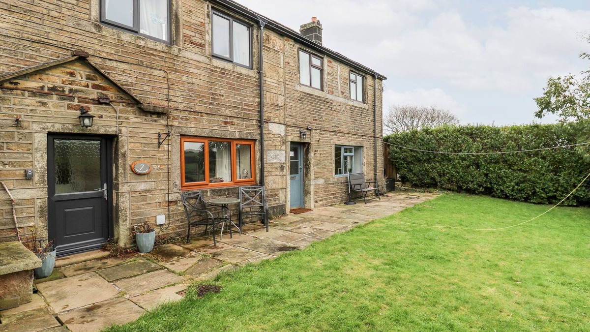 Cartworth Cottage | BOSHAW COTTAGE, pet friendly, with open fire in Hade Edge, Yorkshire