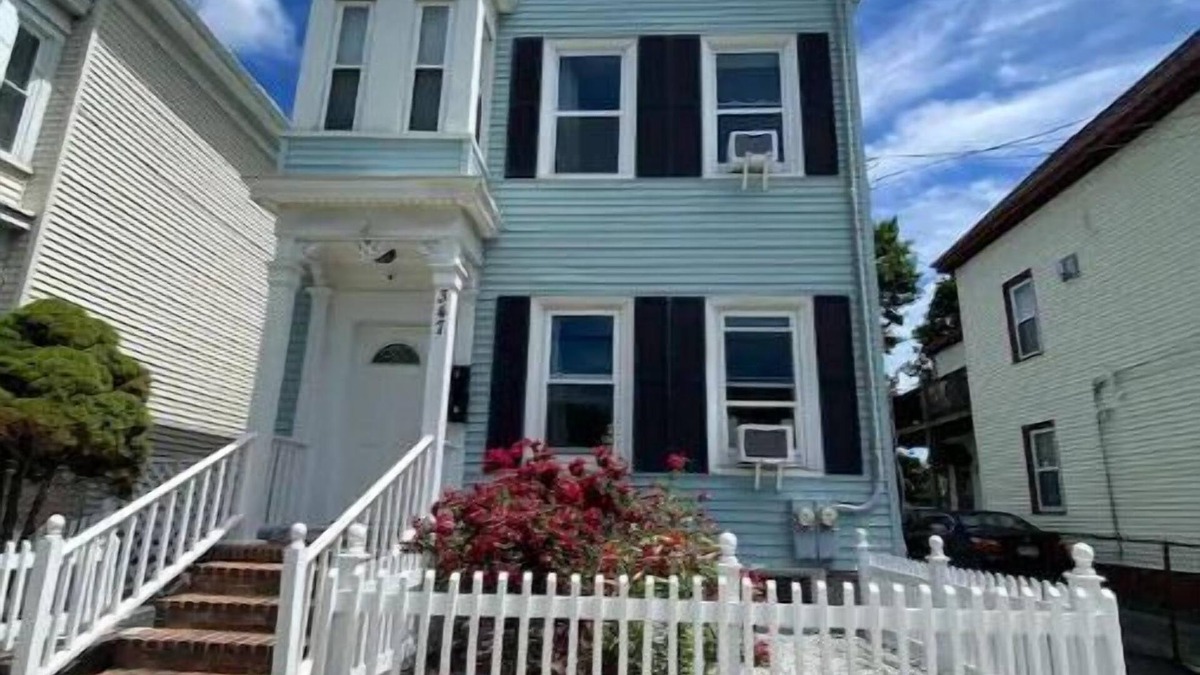 Ward Two House | Boston 2Bd Kg-Qn Bds entire unshared space near Harvard, MIT Subway w/parking