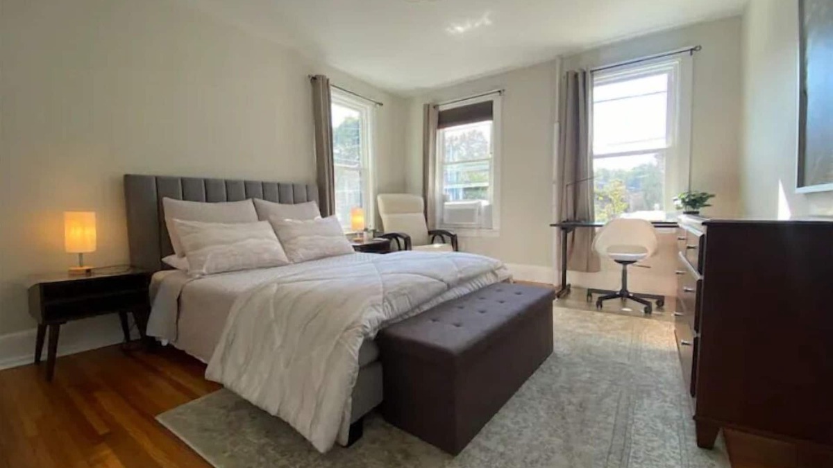 Ward Two Condo | Boston 2bd King Bed near Harvard, MIT, subway near Boston. On-site free Parking