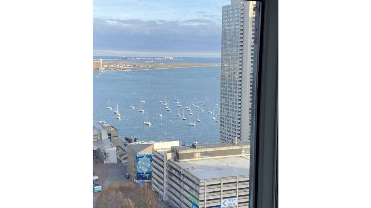 North End Villa | Boston marathon deluxe one bedroom suite in Custom House