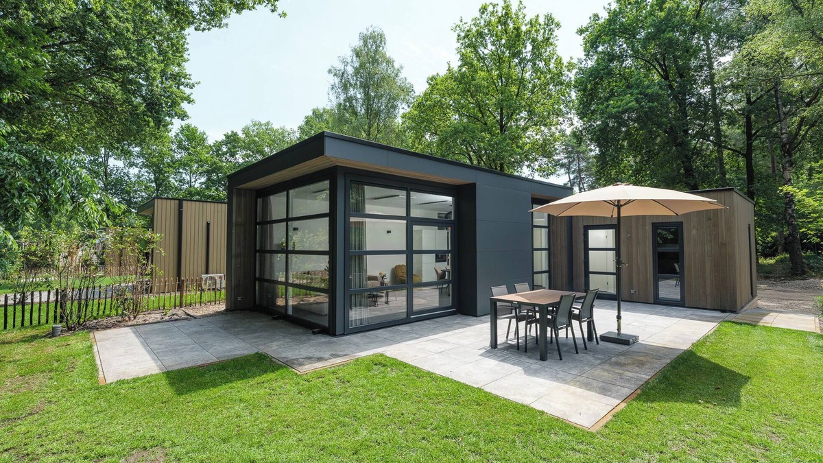 Lieren House | Bosvilla Comfort: Stylish 6-person home with three bedrooms, a modern kitchen, air conditioning, and a cozy outdoor space with a luxury pergola. Enjoy comfort and nature in the Veluwe.