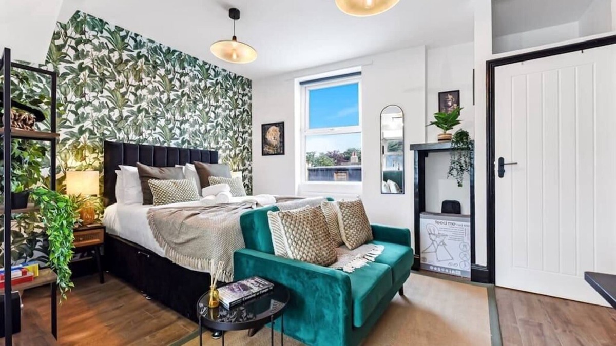 Haringey Apartment | Botanic Bliss Studio in Harringay Ladder