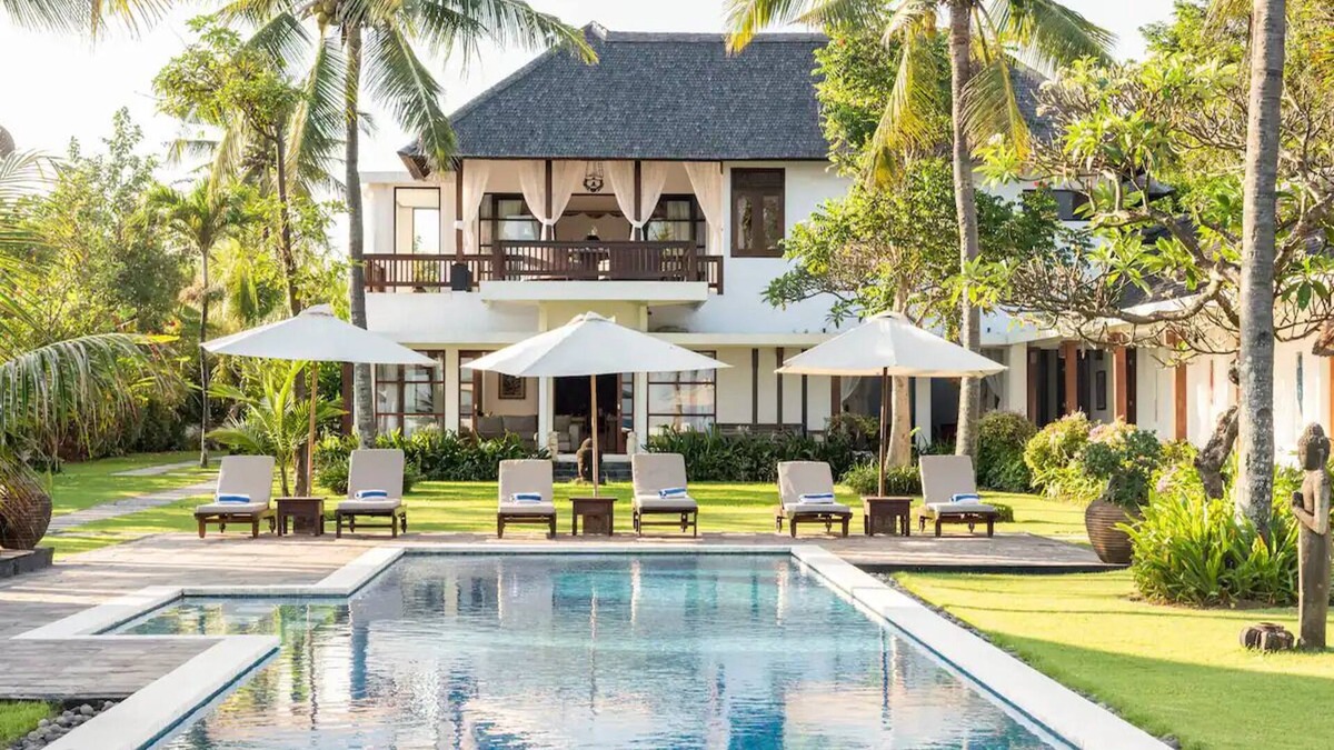 Banjarangkan Villa | Bougain Villa - 5 Bedroom, Oceanfront villa inc. Chef