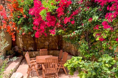 Cospicua House | Bougainvillea Breeze & Marina View - Happy Rentals