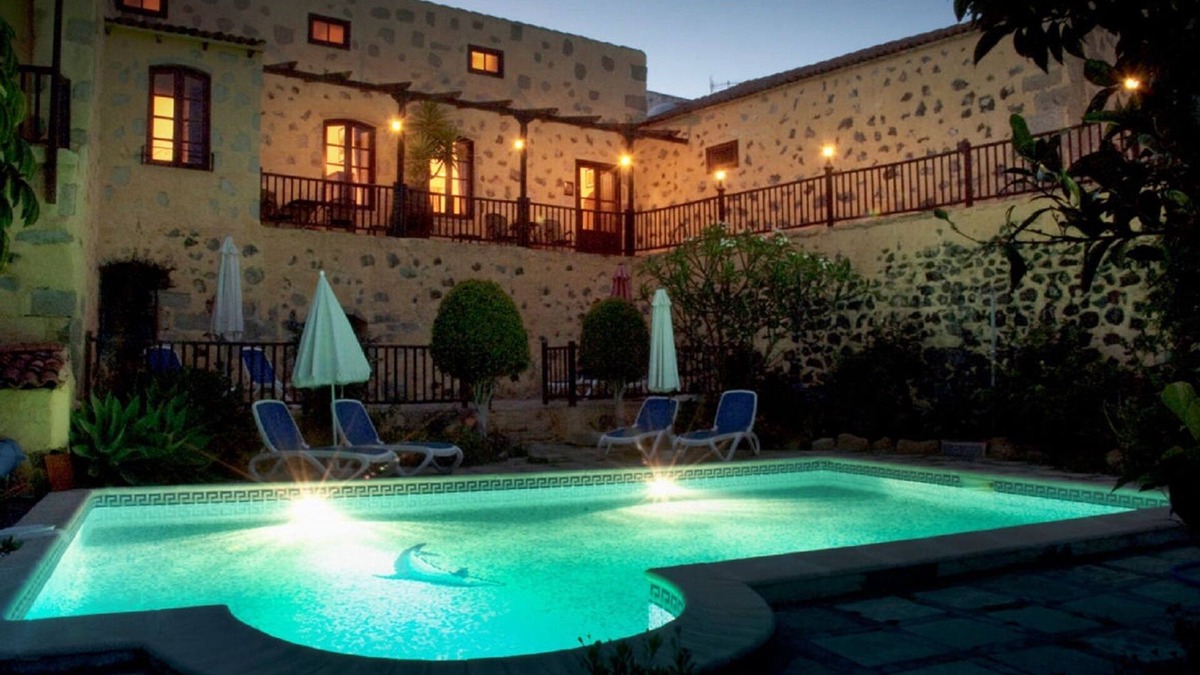 El Rincon Cottage | Bougainvillea Cottage - Tenerife Self Catering - La Bodega (king bed) with pool