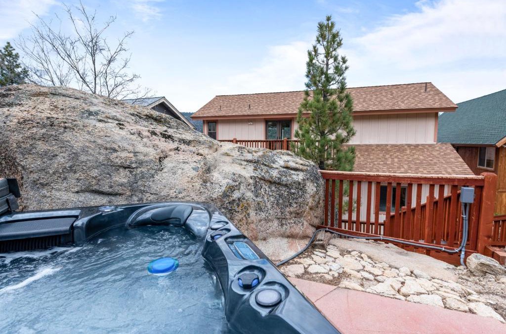 Boulder Bay Ski Chalet | Boulder Bay Chalet Lakefront - Elegantly decorated with Hot Tub and Game Room!