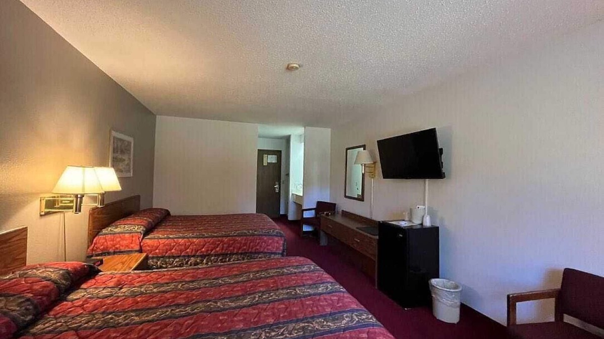 Boulder Junction Hotel | Boulder Bear Motor Lodge - Two Queen Beds 103 Front