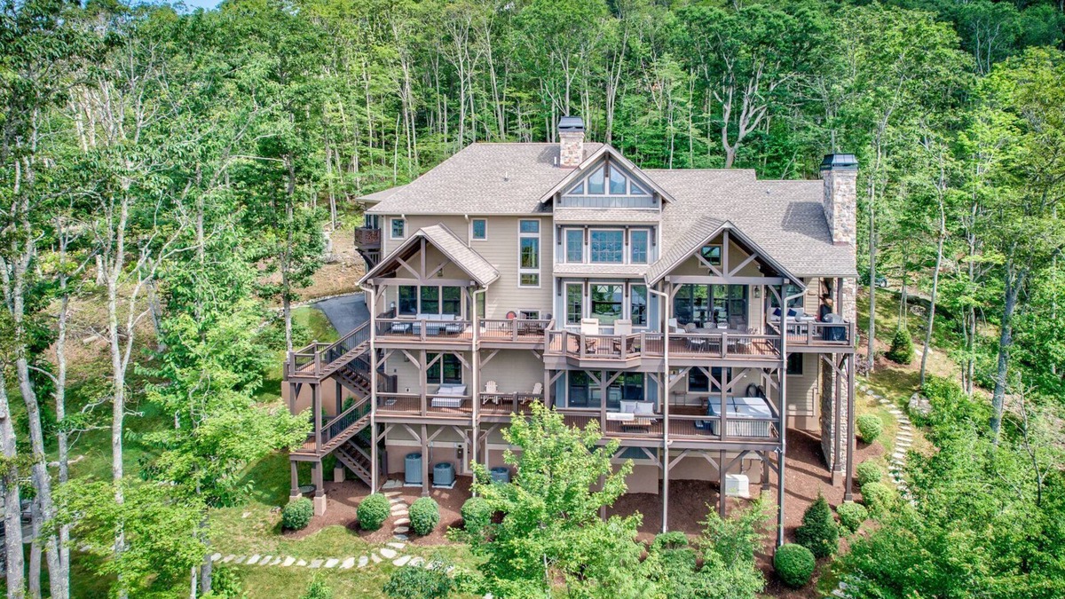 Banner Elk House | Boulder Creek at Eagles Nest - Huge Custom Home - Hot tub - Live Like A King!