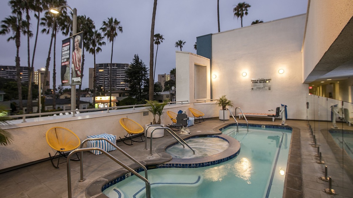 Venice Hotel | Boulevard 2 Queens Accessible at The Kinney Venice Beach!