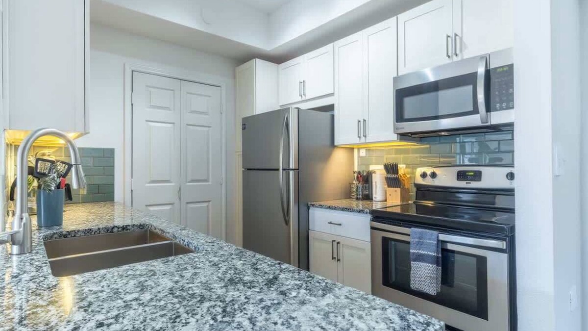 Irving Apartment | Boulevard Stays Comfy King 1BR Pool, Gym & Free Parking 05
