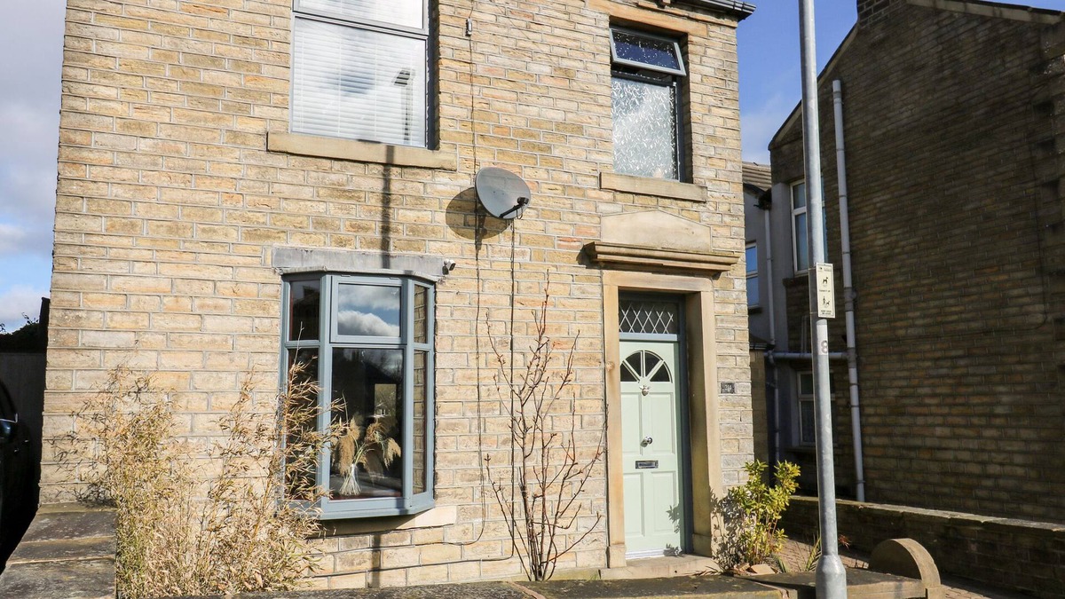 Ainley Top Cottage | BOUNDARY COTTAGE, pet friendly, character holiday cottage in Golcar