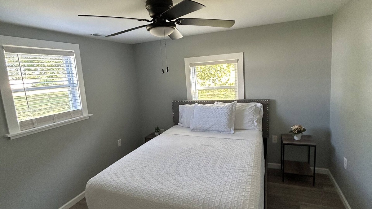 Shepherdsville House | Bourbon Trail Bungalow-fast WiFi, low cleaning fee, lots of parking, fenced in