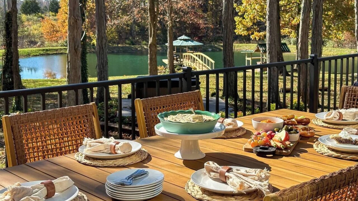 Willisburg Cabin | Bourbon Trail Log Cabin w/Pond*Hot Tub & Speakeasy