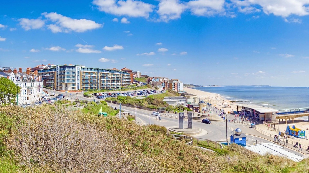 Southbourne Apartment | BOURNECOAST: Light and airy ground floor flat with good size garden - FM9559