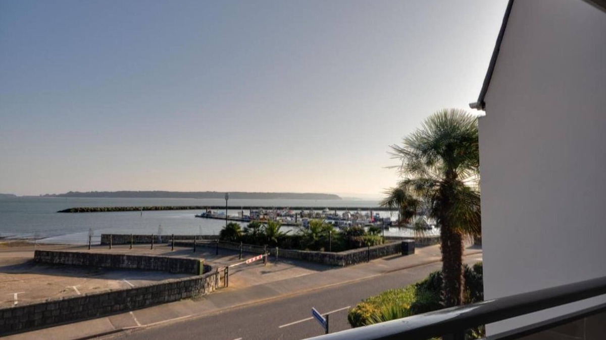 Poole House | Bournecoast: Three bedroom townhouse on Poole Quay with Harbour Views - HB10653