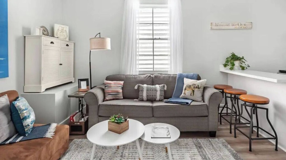 Uptown Historic District Condo | Boutique Artsy Well Lit Retro & Trendy Uptown Tranquility