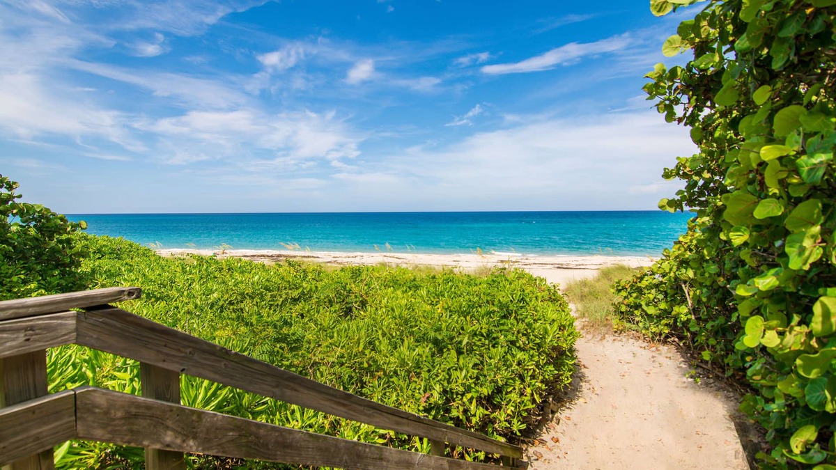 Juno Beach House | BOUTIQUE BUNGALOW. INTIMATE TROPICAL SETTING. STEPS TO BEACH.