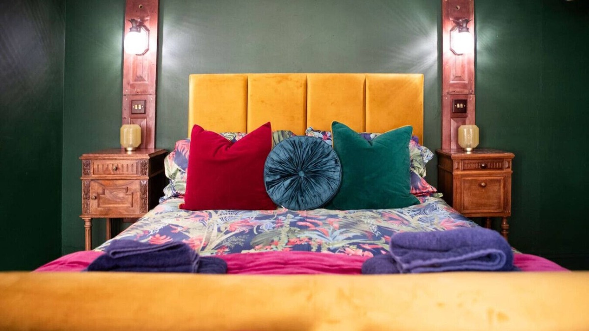 Whitby Hotel | Boutique ensuite hideaway with bath & wine bar access