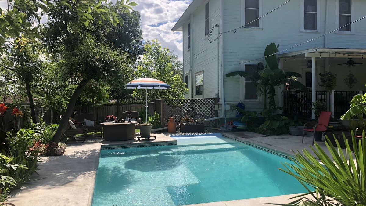 Taylor House | BOUTIQUE HIDEAWAY IN DOWNTOWN TAYLOR WITH POOL