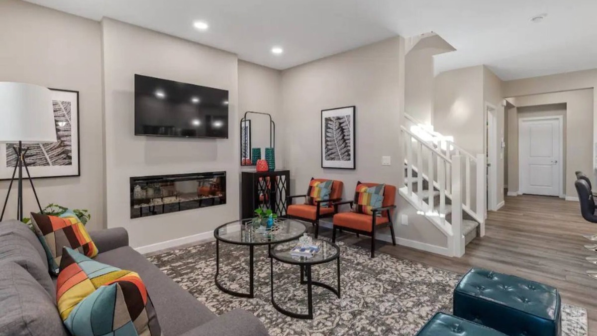 Northwest Calgary House | Boutique House~5Bedrooms~NearAirport~10% off on weekly&15% off on Monthly stays!