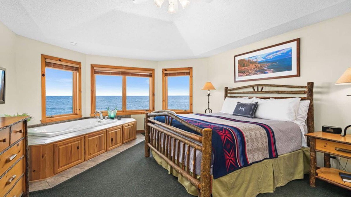 Beaver Bay House | Boutique Luxury On Lake Superior! Stunning Views Sunrise/Moon Waves Romantic
