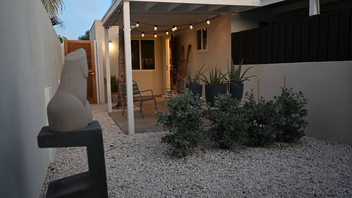Rancho Apartment | Boutique Modern Spacious Holiday Apartment - lounge pool - 7 min from the beach!