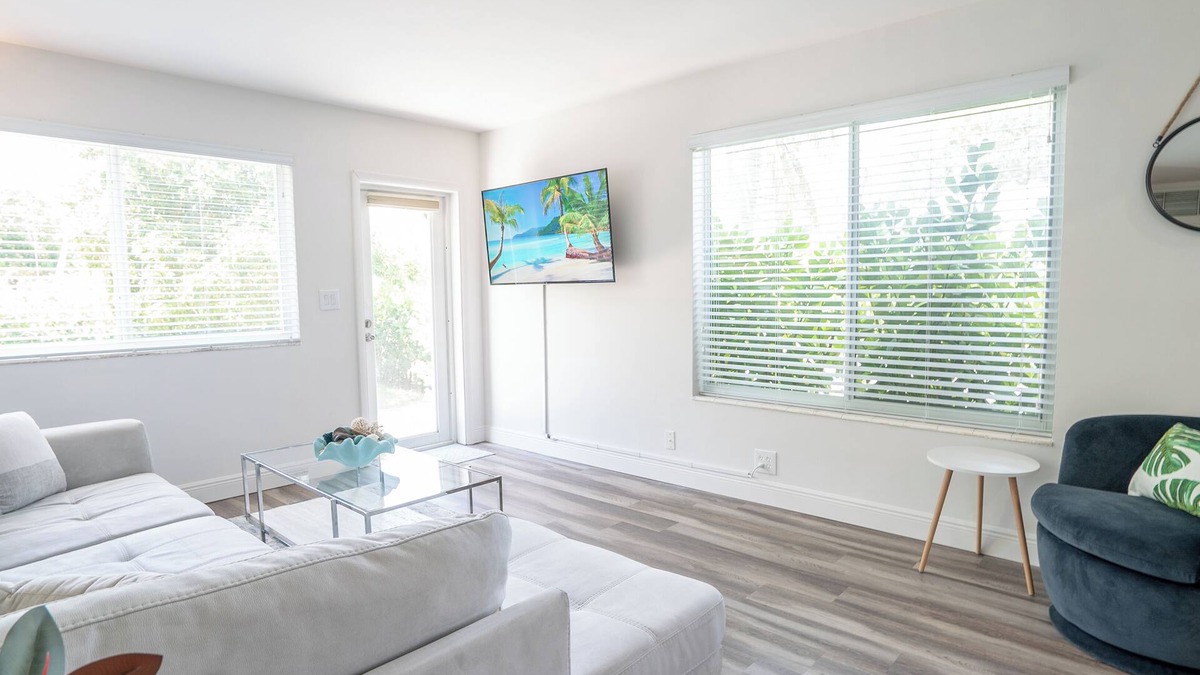 Santa Barbara Estates Apartment | Boutique Retreat Tastefully Renovated Centrally Located