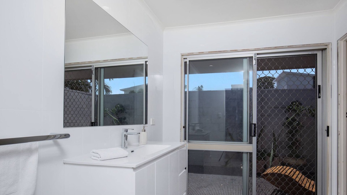 Burleigh Waters Apartment | Boutique Studio close to beaches with pool access