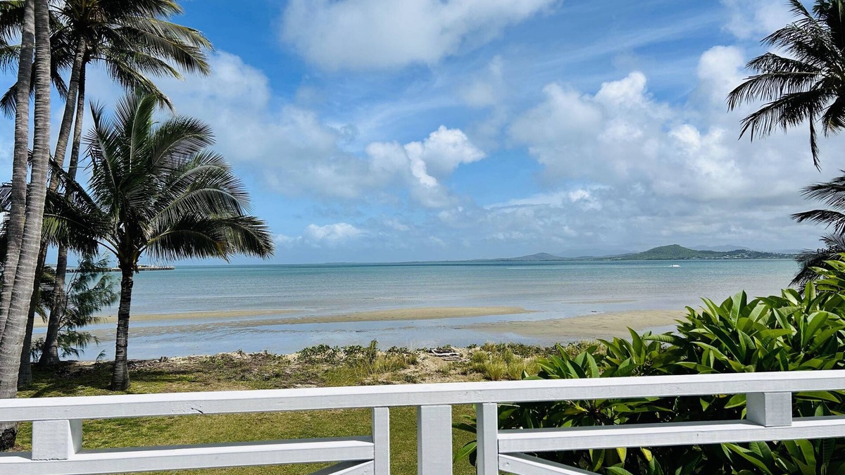Bowen House | Bowen Beach House Absolute beachfront family holiday home