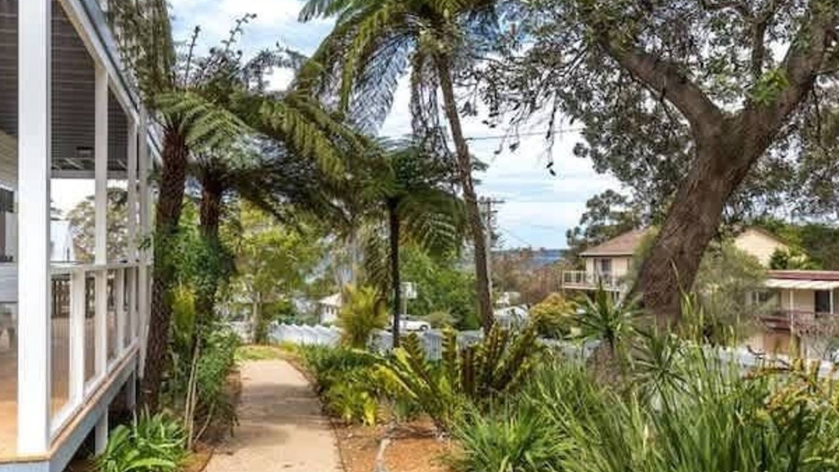 Hyams Beach House | Bowen View - pet-friendly