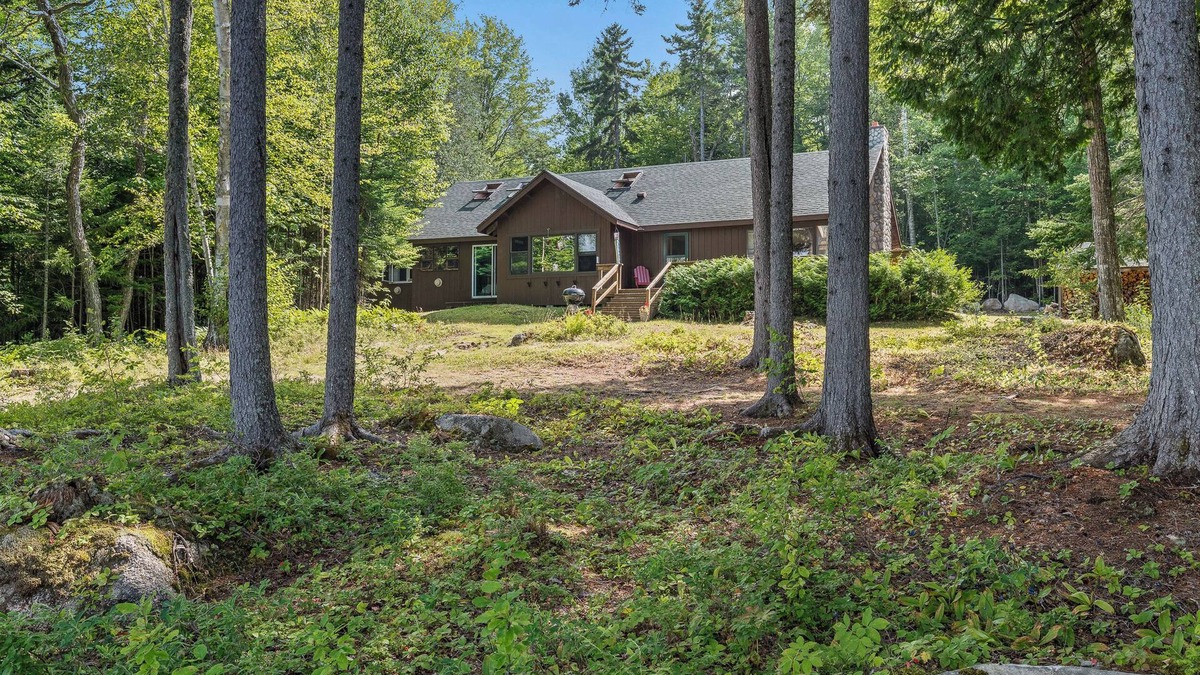Rangeley House | 🐾Boyd - Rustic, spacious, dog friendly home on Mooselookmeguntic Lake