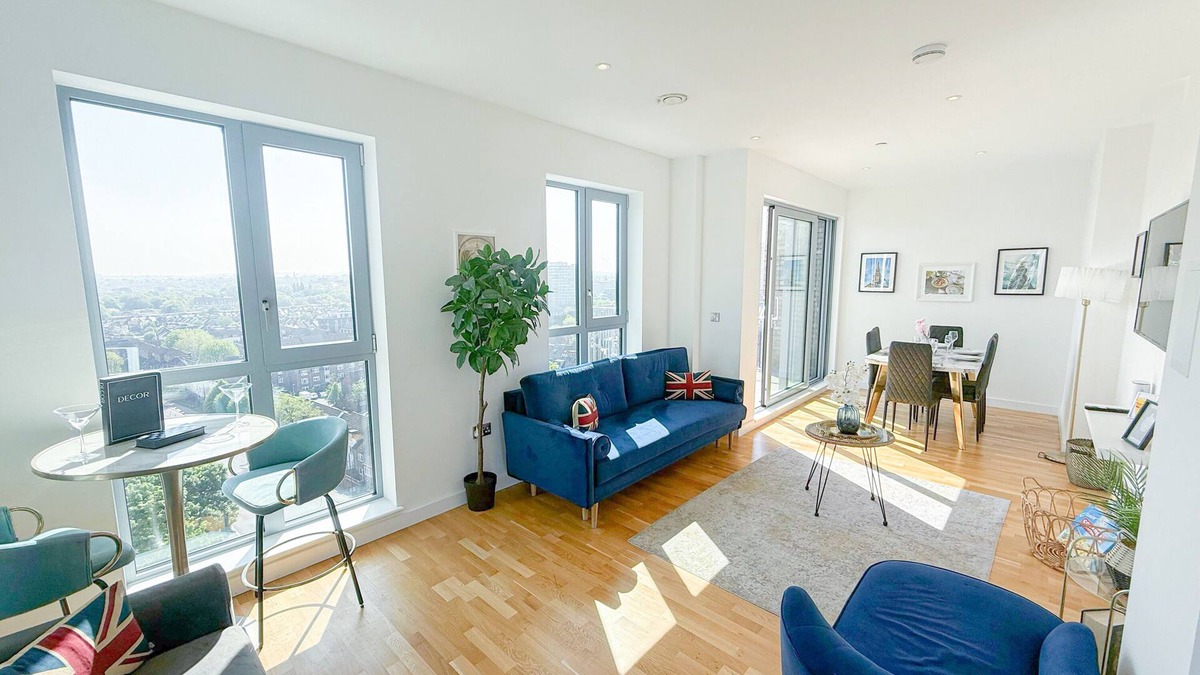 St. Mary's Park Apartment | BR Battersea Penthouse w/Balcony & Lift, Clapham