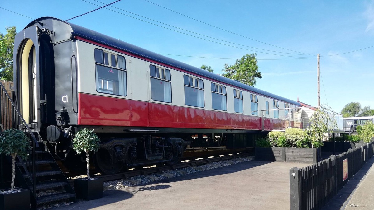 Newenden Cottage | BR MK1 Carriage - Original converted train carriage - sleeps 6 - watch steam trains 20ft away
