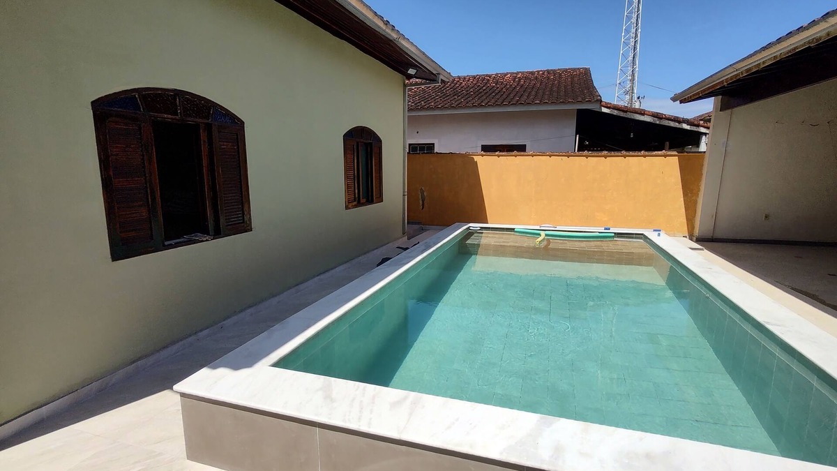 Praia da Enseada House | Joyful house with pool near the beach