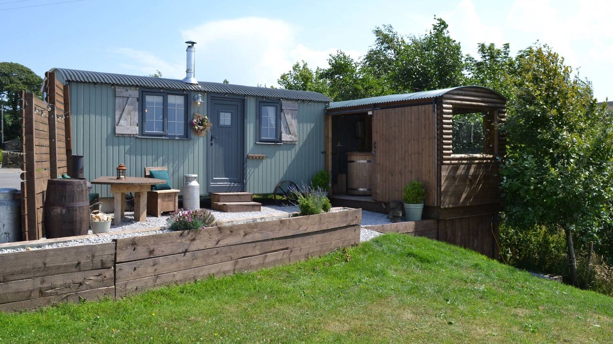 Barnoldswick Cottage | BRACKEN HUT AT COPY HOUSE HIDEAWAY, pet friendly in Earby