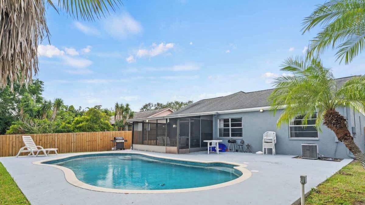 Trailer Estates House | Bradenton 4BR/2BA Home w/Pool & Mini Putt Putt