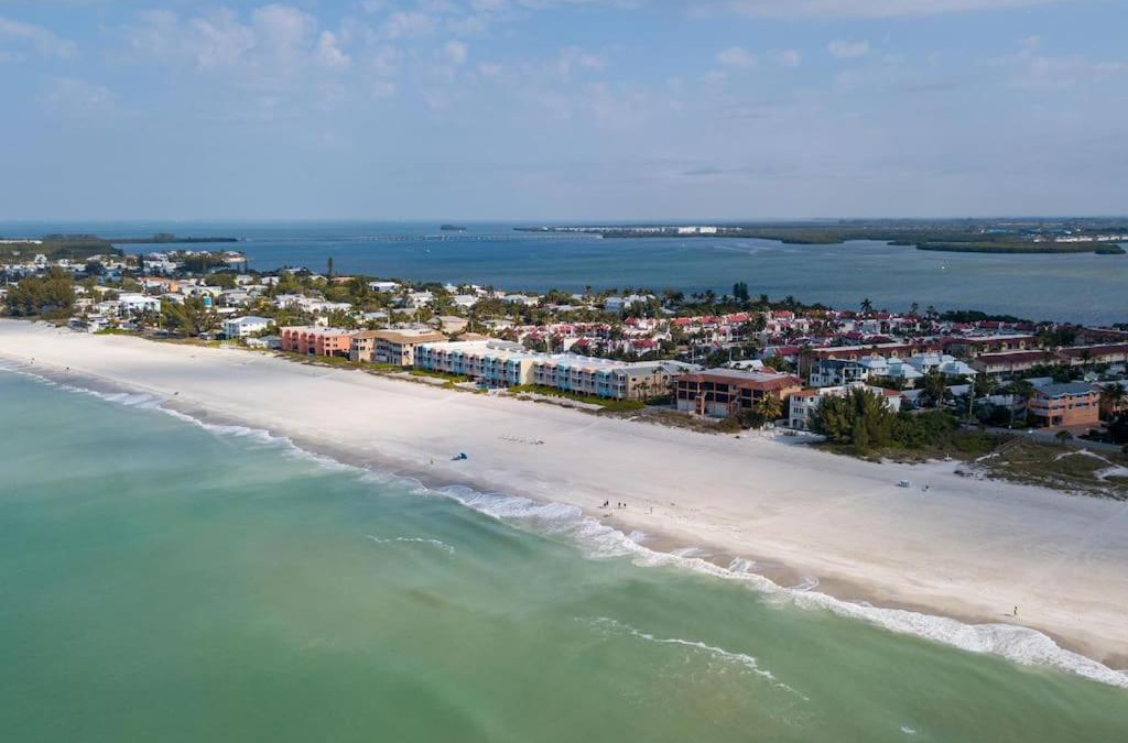 Bradenton Beach House | Bradenton Beach Resort Style Getaway-Walk to Beach