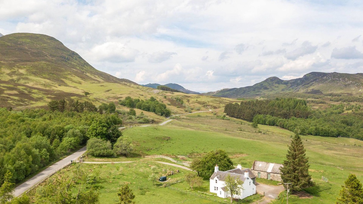 Foss Cottage | BRAES OF FOSS FARMHOUSE, family friendly in Kinloch Rannoch