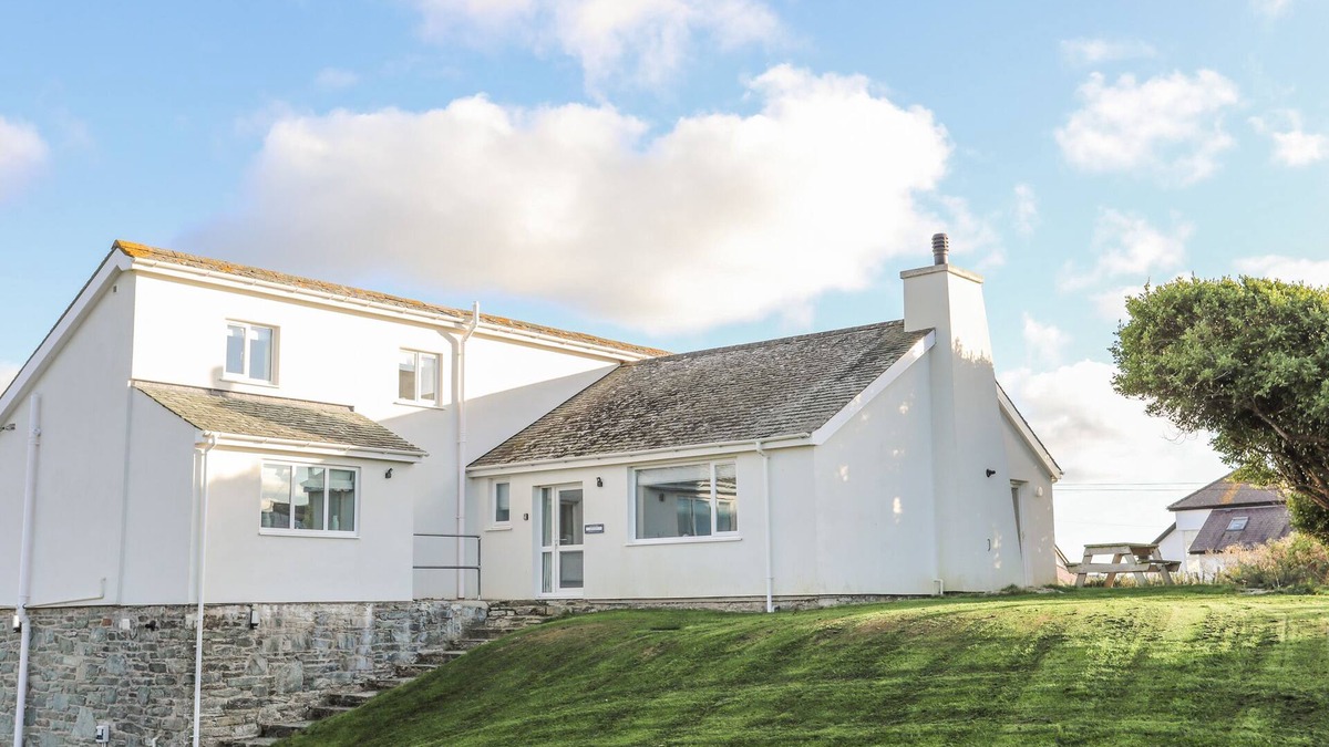 Holyhead Cottage | BRAID APARTMENT, pet friendly, with a garden in Trearddur Bay