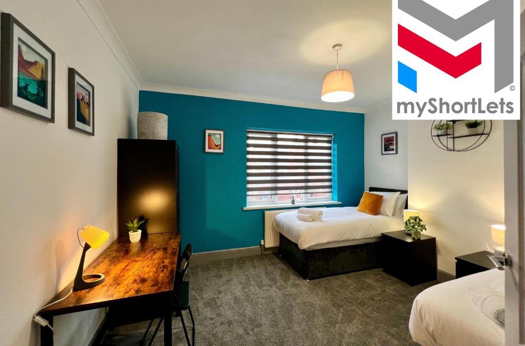 Cleethorpes House | Bramhall House - Great for Contractors or Family Holidays