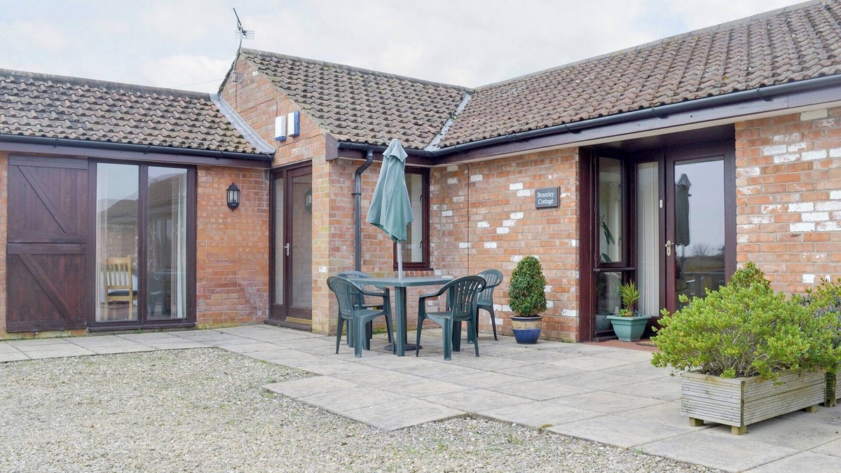 Lympsham Cottage | Bramley Cottage - UKC1701