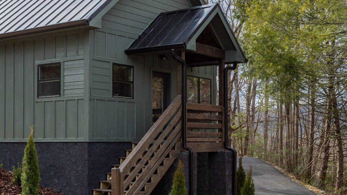 Gatlinburg Cabin | Brand New/1.4Miles2DowntownGatlinburg/Hot Tub