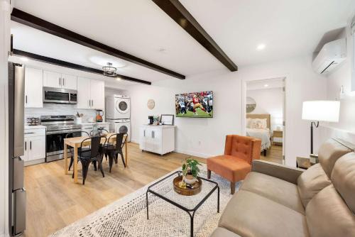 Picnic Point-North Lynnwood Apartment | Brand New 1BR Designer's Oasis 1min to I-5 Costo