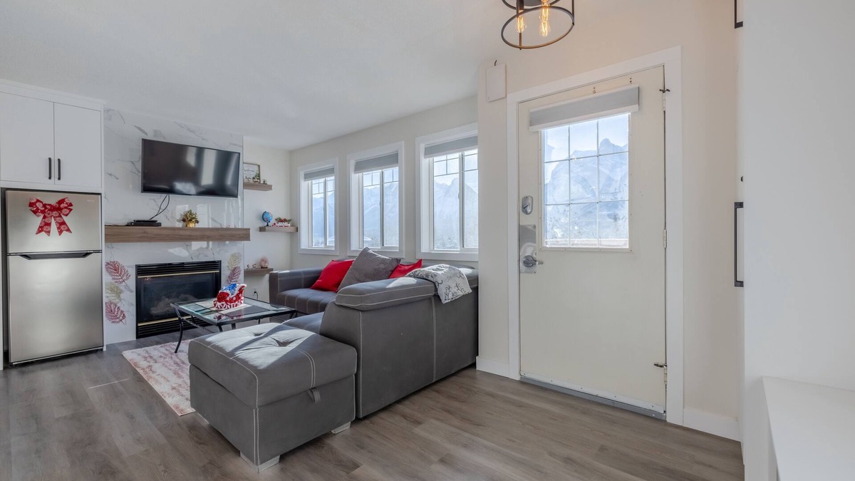 Harvie Heights House | Brand New 2 BR Mountain View