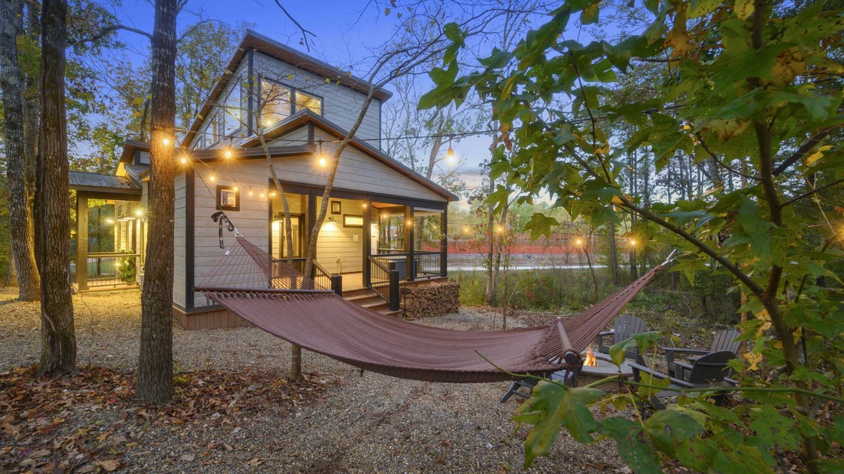 Broken Bow Cabin | *Brand New! 2021 Built* Modern/Champagne Bliss Cabin-2bd 3bth-Sleeps 8 - Hot tub