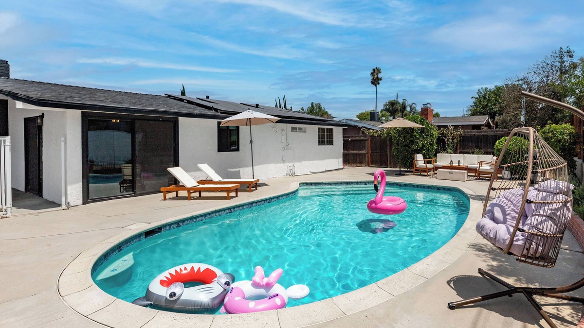 Calabasas House | Brand New 4BR: Fireplace, Foosball, table tennis, Reseda.