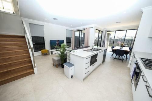 Schofields House | Brand new 5 bedroom house close to Rouse hill