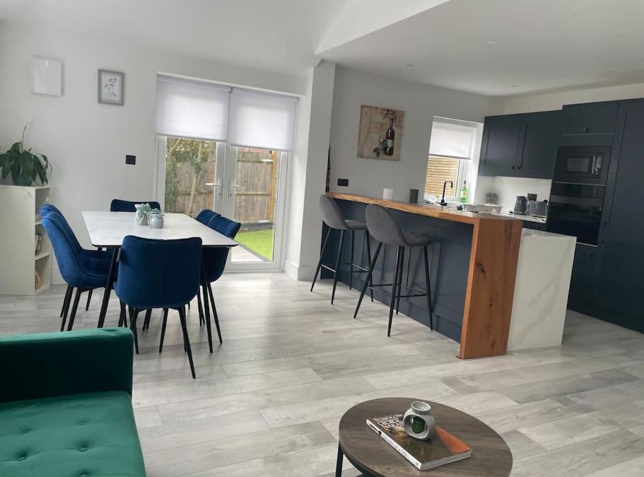 Syon House | Brand New Big House with garden and free parking