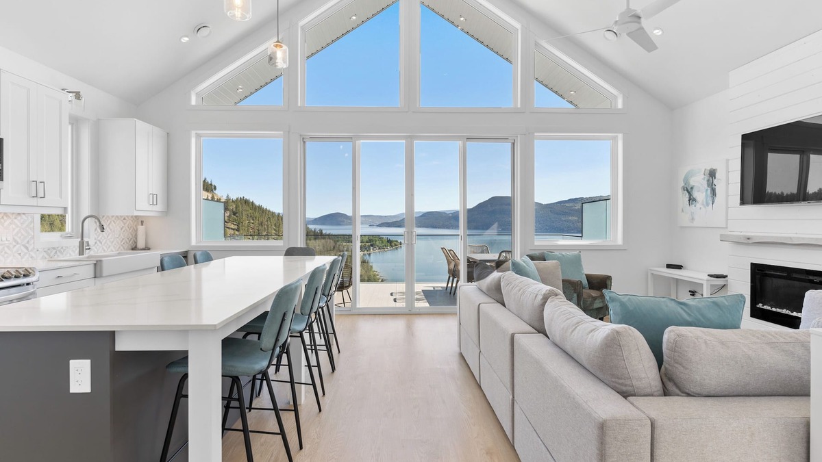 Central Okanagan Cottage | ✨BRAND NEW-BREATHTAKING UNOBSTRUCTED VIEWS🏞️FAMILY FRIENDLY/PETS/GOLF CART⛳